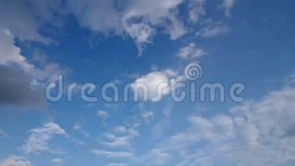 晴空下的云动视频的预览图
