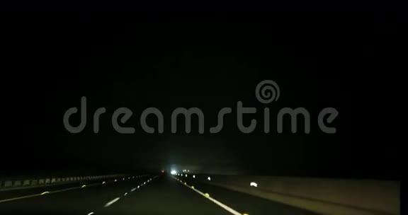 在高速公路上雾云中超速行驶视频的预览图