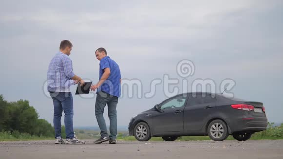 男人试驾车两个男人成交男卖家司机造车车险慢动作视频销售二手视频的预览图