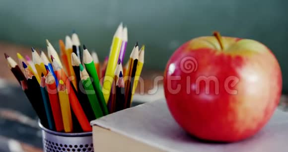 桌上有彩色铅笔的苹果视频的预览图