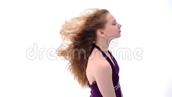 美丽的小女孩头发在风中发展视频的预览图
