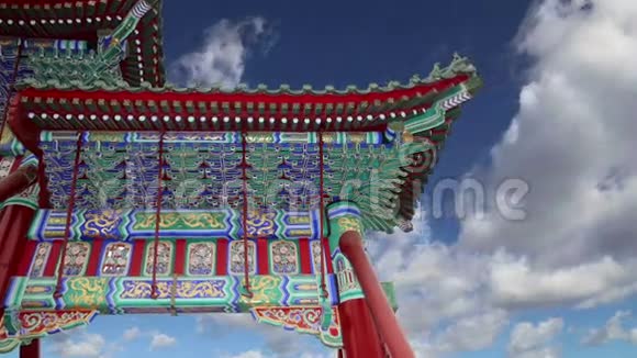 中国北京一座佛教寺庙屋顶的传统装饰视频的预览图
