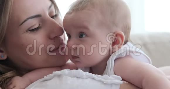 年轻的母亲带着女儿在家视频的预览图