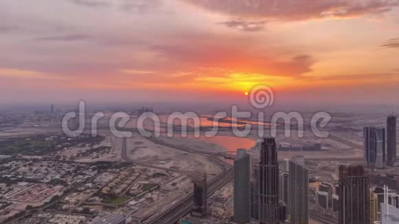 迪拜市区早晨日出时分带塔和摩天大楼的空中景观视频的预览图