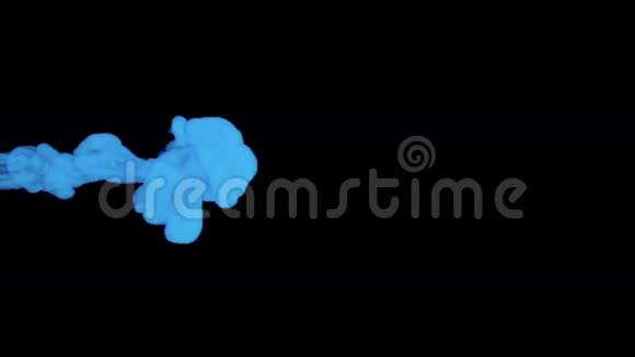 蓝色油漆溶解在水中的黑色背景三维渲染体素图形2程式化墨水视频的预览图
