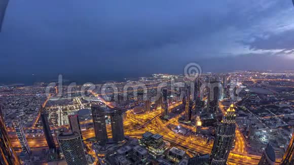 迪拜市区的夜晚到白天的时间都在日出之前带塔和摩天大楼的空中景观视频的预览图