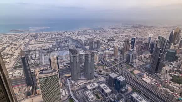迪拜市区早晨日出后的时间会过去带塔和摩天大楼的空中景观视频的预览图