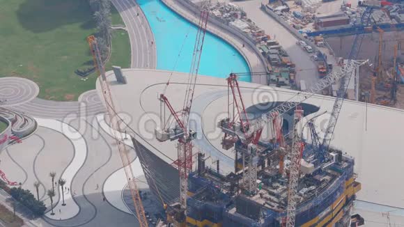 阿联酋迪拜城市鸟瞰新现代摩天大楼的建造视频的预览图