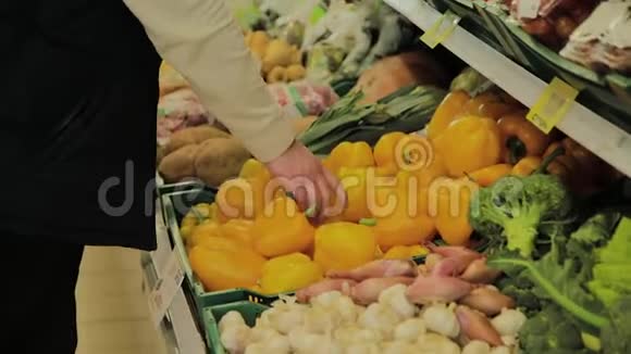超市里的胖子自己选水果视频的预览图