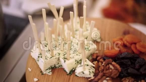 新鲜奶酪在木板上视频的预览图