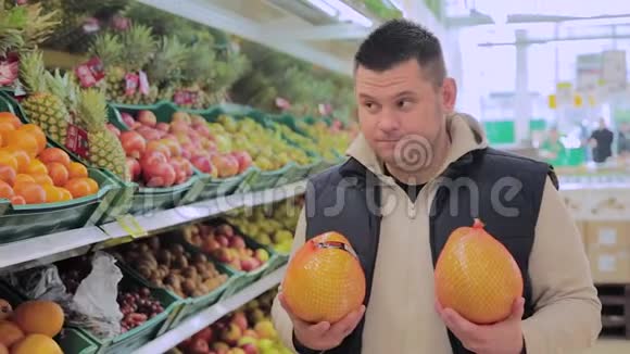 超市里的胖子自己选水果视频的预览图
