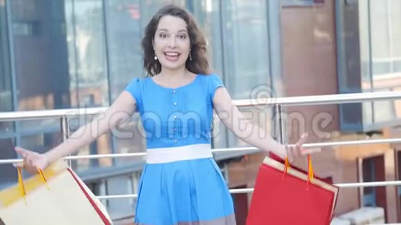 年轻快乐的女人拿着购物袋视频的预览图