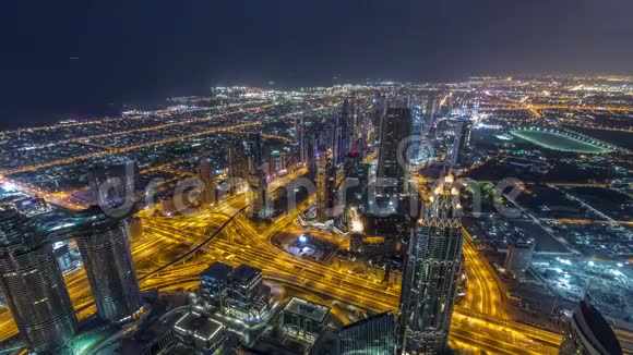 迪拜市中心日出前的夜间时间带塔和摩天大楼的空中景观视频的预览图