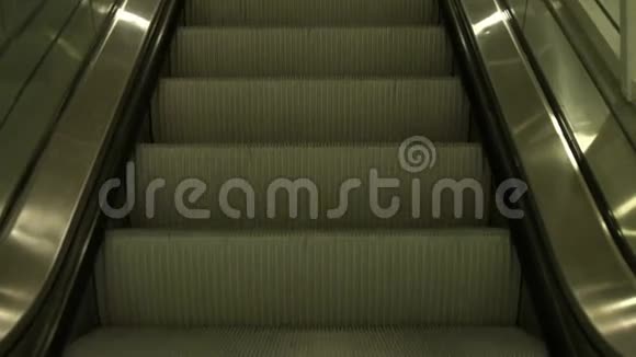 商场里的自动扶梯视频的预览图