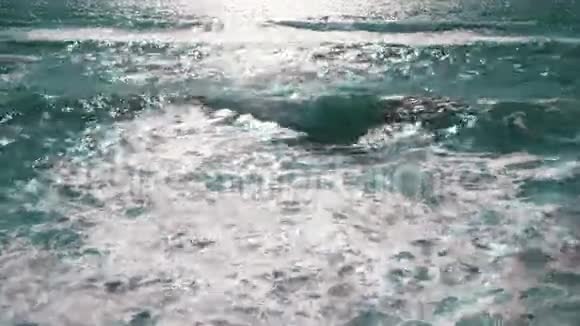 有太阳反射的海浪视频的预览图