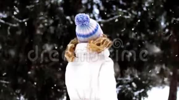 冬林户外快乐的微笑女人视频的预览图