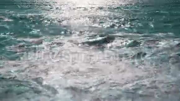 有太阳反射的海浪视频的预览图