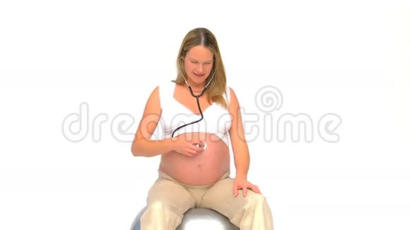 孕妇用听诊器倾听她的腹部视频的预览图