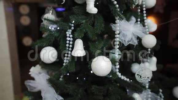 装饰精美的圣诞树视频的预览图