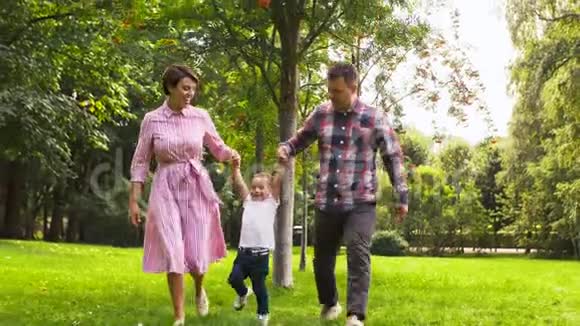 快乐的家庭享受夏日公园的乐趣视频的预览图