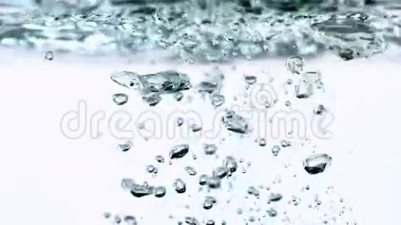 白色背景下水中的气泡上升视频的预览图