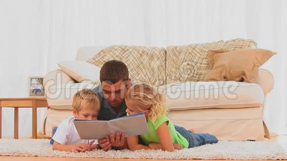 一位父亲和他的孩子一起读一本书视频的预览图
