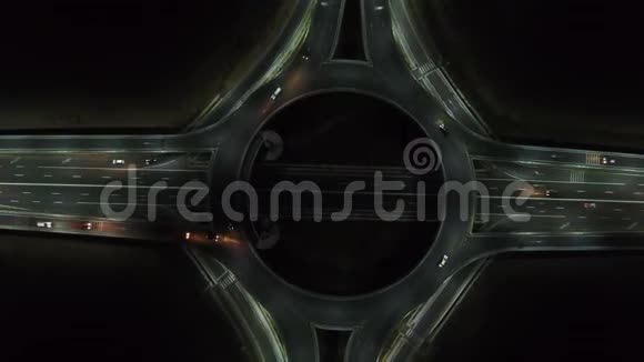 环形交叉路口的空中景观夜景视频的预览图