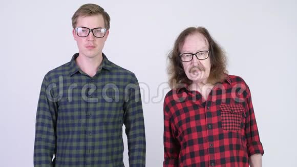 年长的时髦男人和年轻英俊的时髦男人在一起视频的预览图