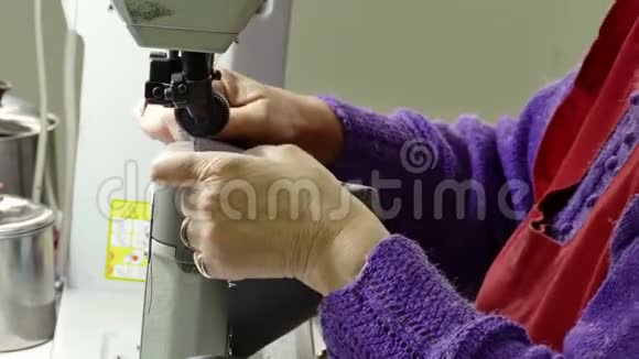 缝纫机工人视频的预览图