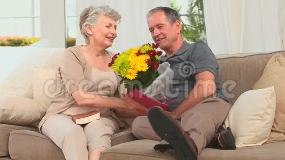 退休夫妇手里拿着一束花视频的预览图