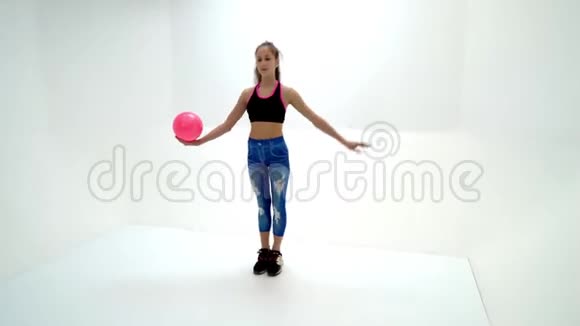 女体操运动员用球进行练习视频的预览图
