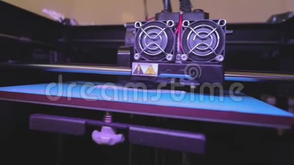 工业打印在3D打印机上在3D打印机上打印3D打印机工作3D打印机从视频的预览图