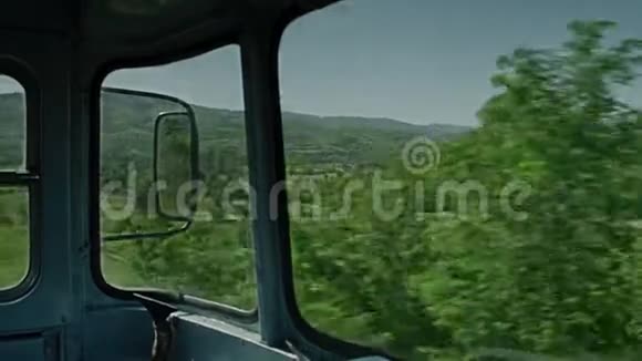 穿过树林的火车视频的预览图