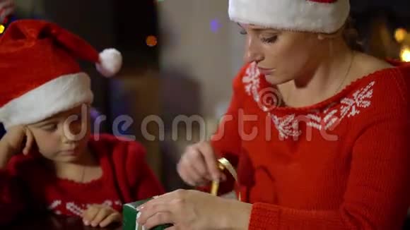 圣诞节和新年礼物包装视频的预览图