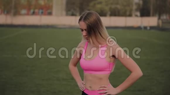 女孩在体育场训练前做热身视频的预览图