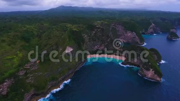 美丽的观点Kelingking海滩在努沙佩尼达岛巴厘岛印度尼西亚无人视野视频的预览图