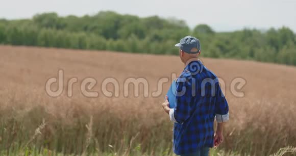 成熟的男性农民在农场剪贴板上写作现代农业视频的预览图