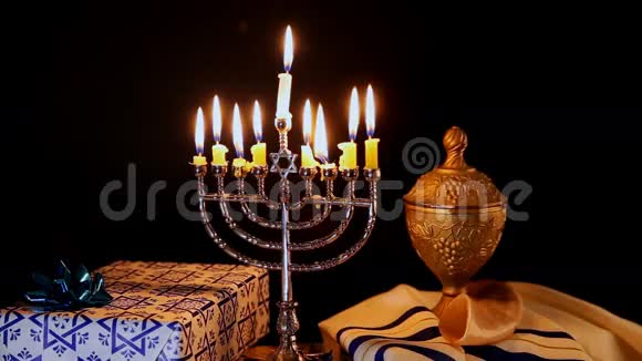 犹太节日光明节用木桌上的甘露视频的预览图