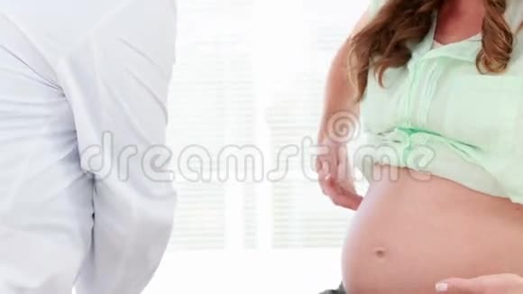 由医生检查的孕妇视频的预览图