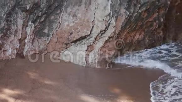 沙滩和海浪特写砂和水的质地Pict视频的预览图