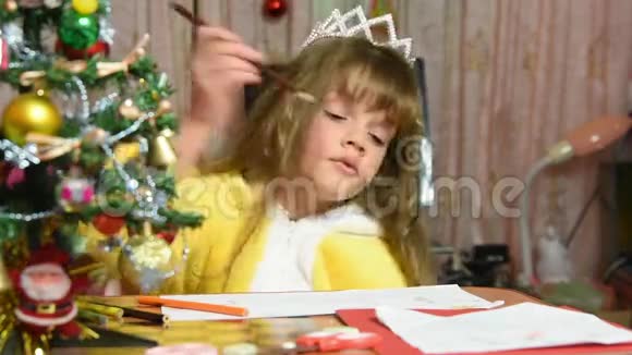 女孩在餐桌上画圣诞画视频的预览图