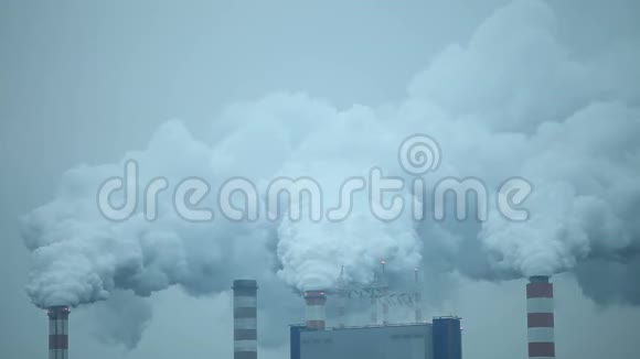 发电厂烟囱冒烟视频的预览图