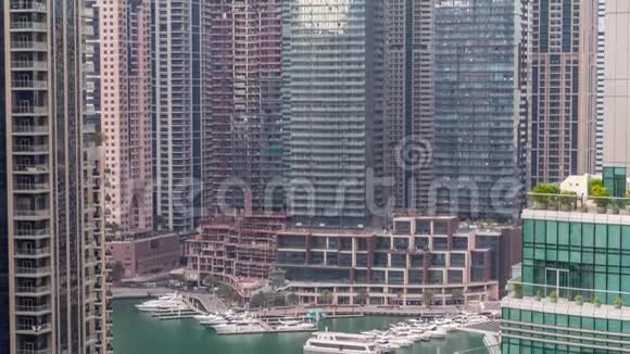 迪拜海滨住宅和办公室摩天大楼的空中景观带海滨时代视频的预览图