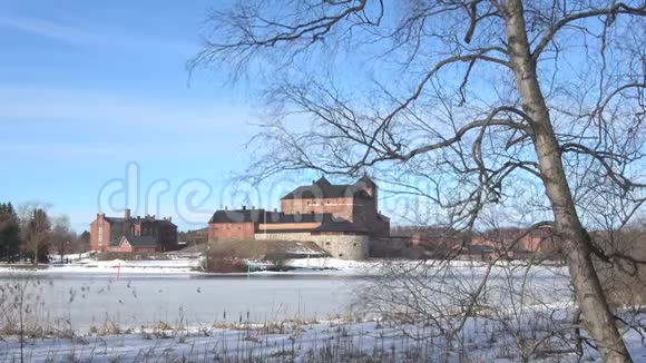 哈梅内林那古老城堡的三月景观芬兰视频的预览图