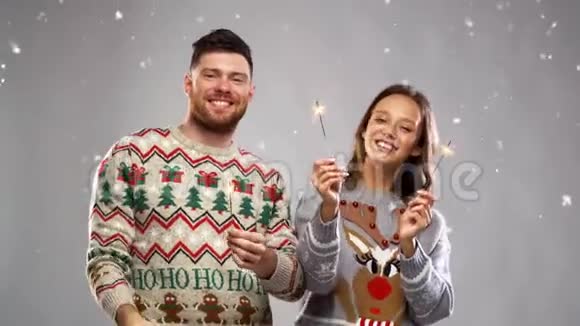 圣诞派对中快乐的情侣视频的预览图