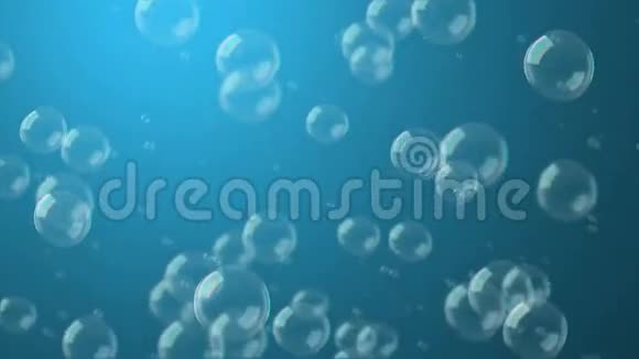 气泡循环漂浮在蓝色上视频的预览图