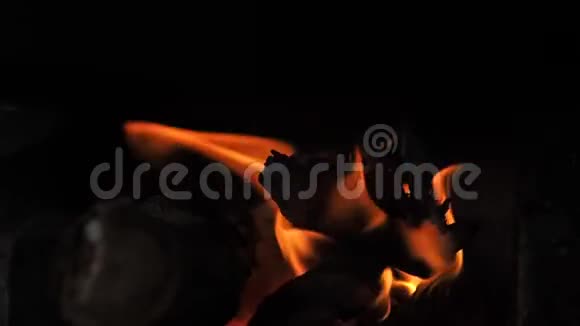 炭炉里的橙色火焰视频的预览图