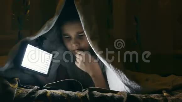 女孩晚上用手电筒在被罩下看书视频的预览图