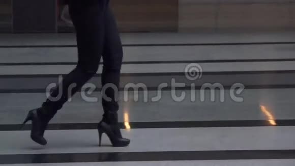 有魅力的商务女性在办公楼里散步视频的预览图