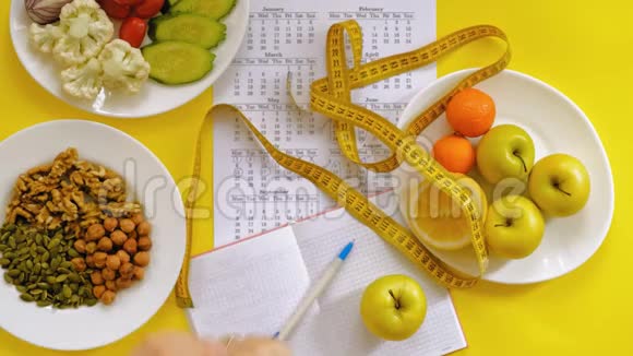 运动日历健康食品拍摄黄色背景顶景视频的预览图
